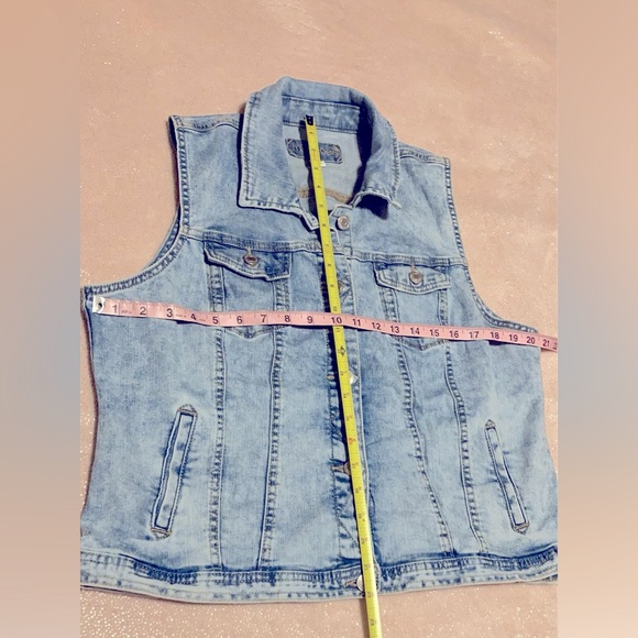 Maurices Light Wash Denim Jean Sleeveless Vest Size XL with Pockets - Picture 4 of 7